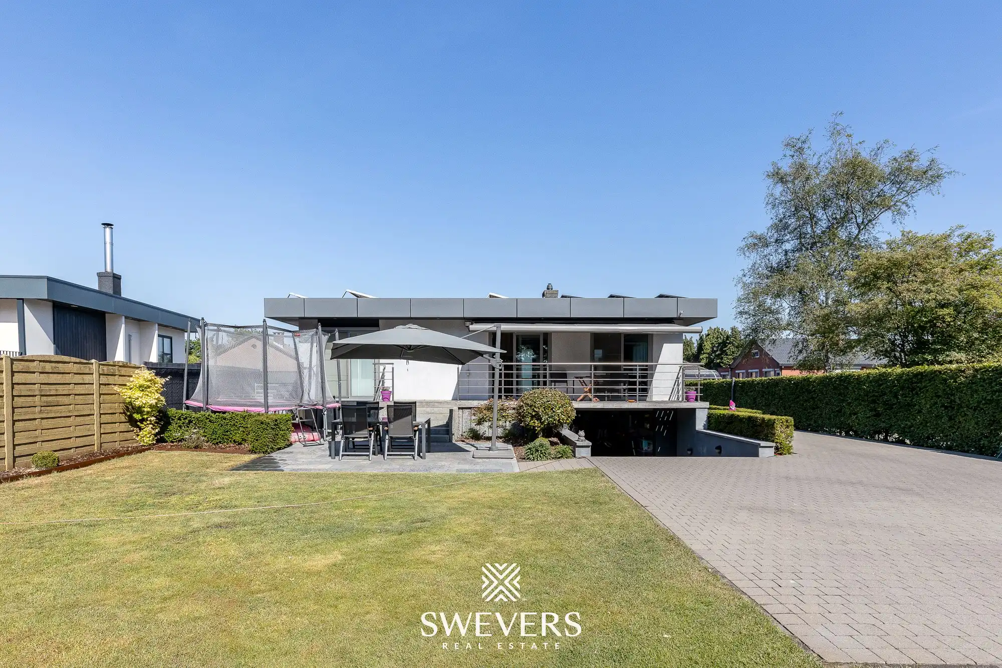 Prachtige eigentijdse bungalow met mooi aangelegde, rustige tuin foto 13