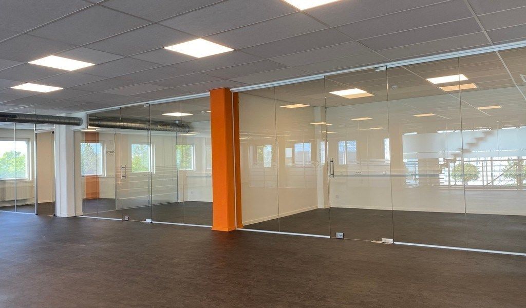 Ingedeeld kantoorverdiep te huur nabij N47 in Lokeren foto 2