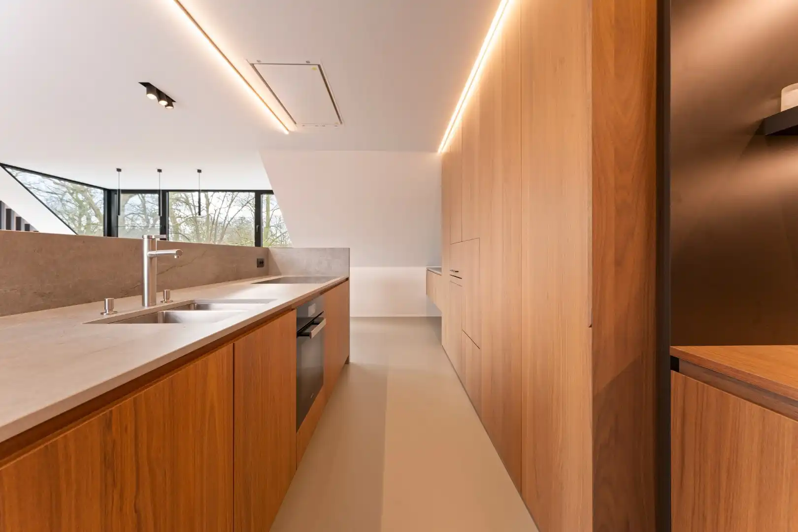 Luxueus afgewerkte penthouse te huur in het hart van Brugge! foto 5