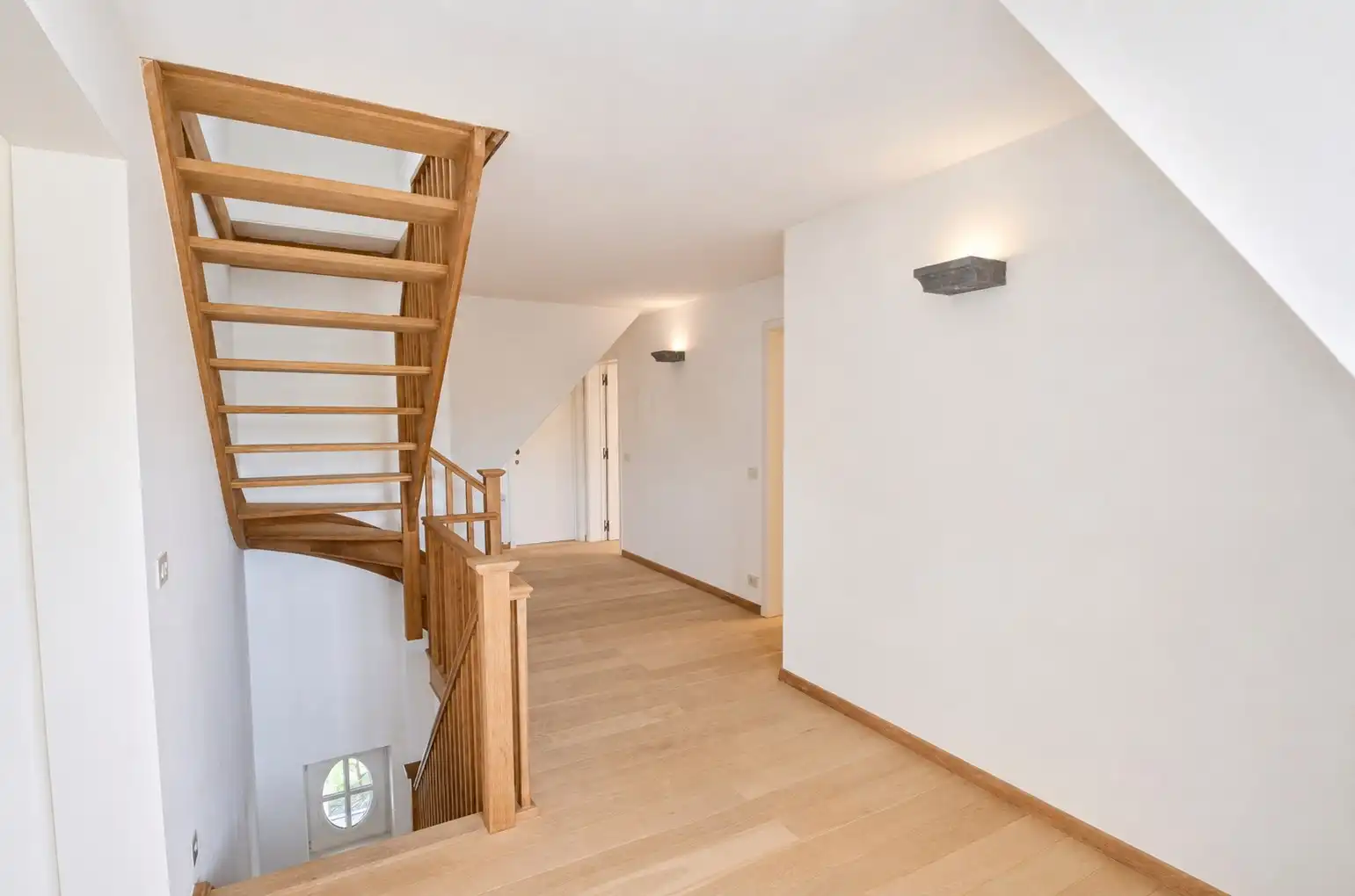 Tijdloze villa met uitzonderlijke vergezichten op een residentiële locatie. foto 30