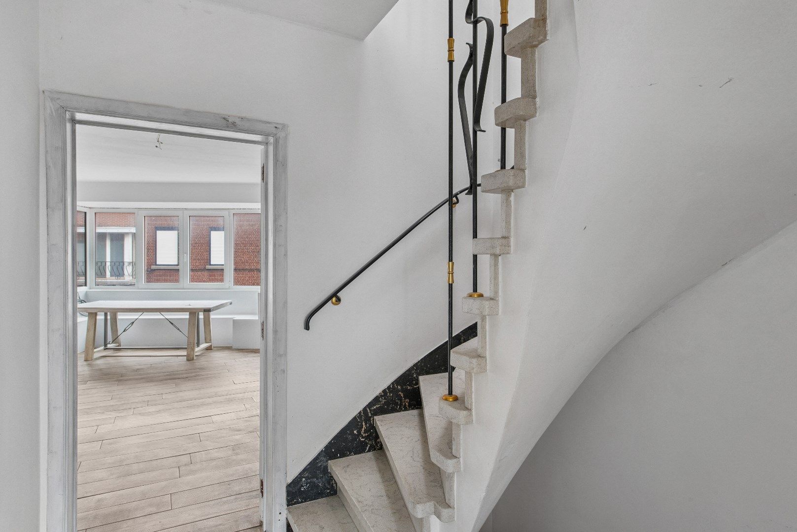 Deels te renoveren bel-étage met ruime garage en potentieel foto 5