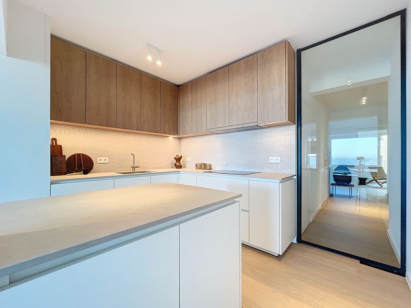 Gerenoveerd  twee slaapkamer appartement met frontaal zeezicht én centrale ligging foto 5