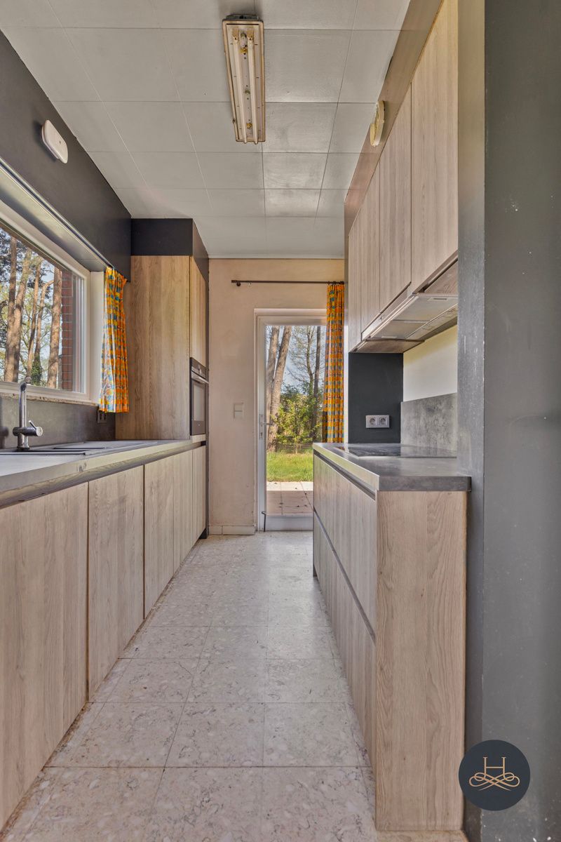In het groen gelegen openstaande en te renoveren woning  foto 9