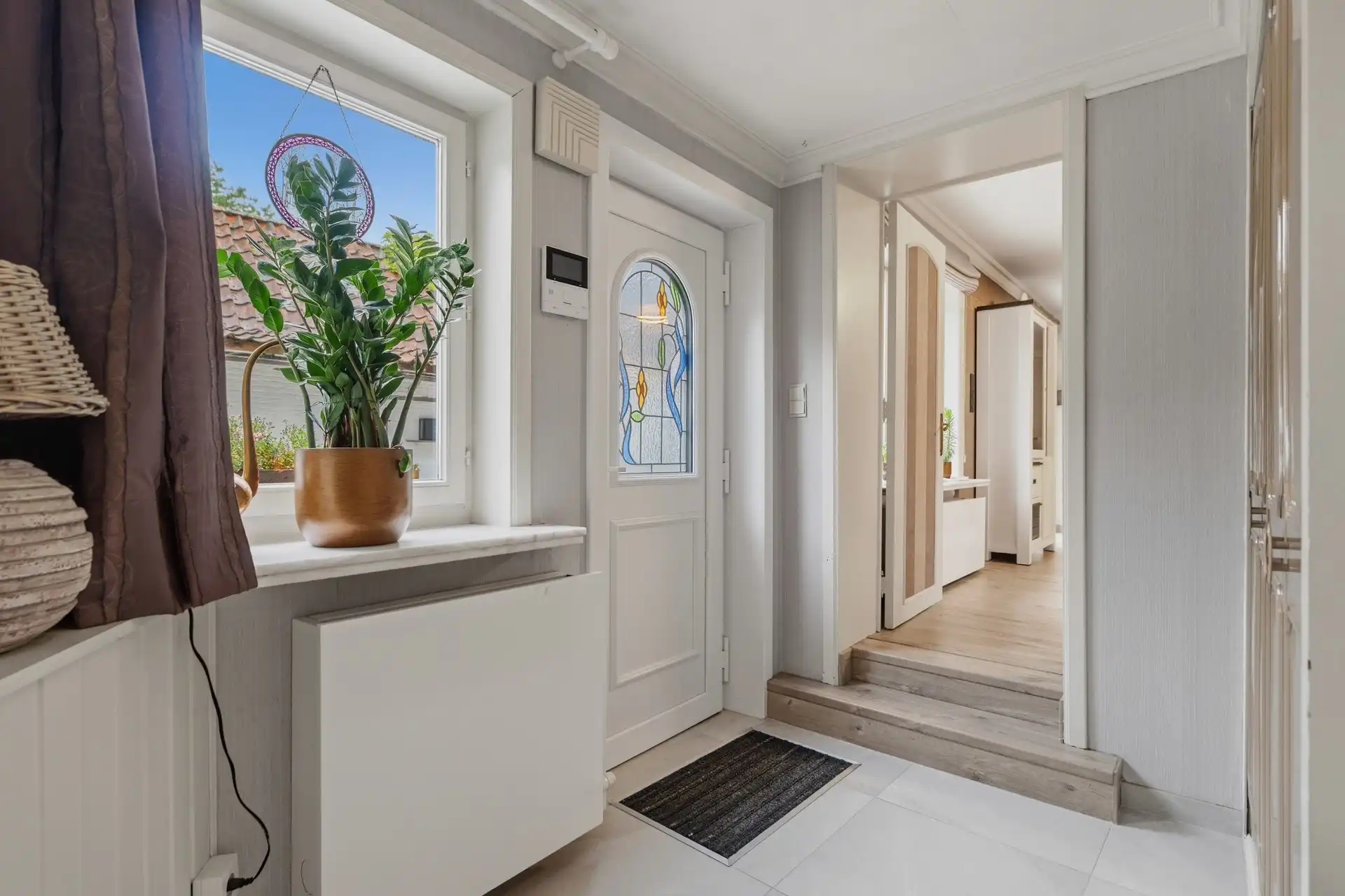 Energiezuinige woning met 3 slaapkamers, aparte garage en fraai aangelegde tuin op rustige ligging te Berlare foto 2