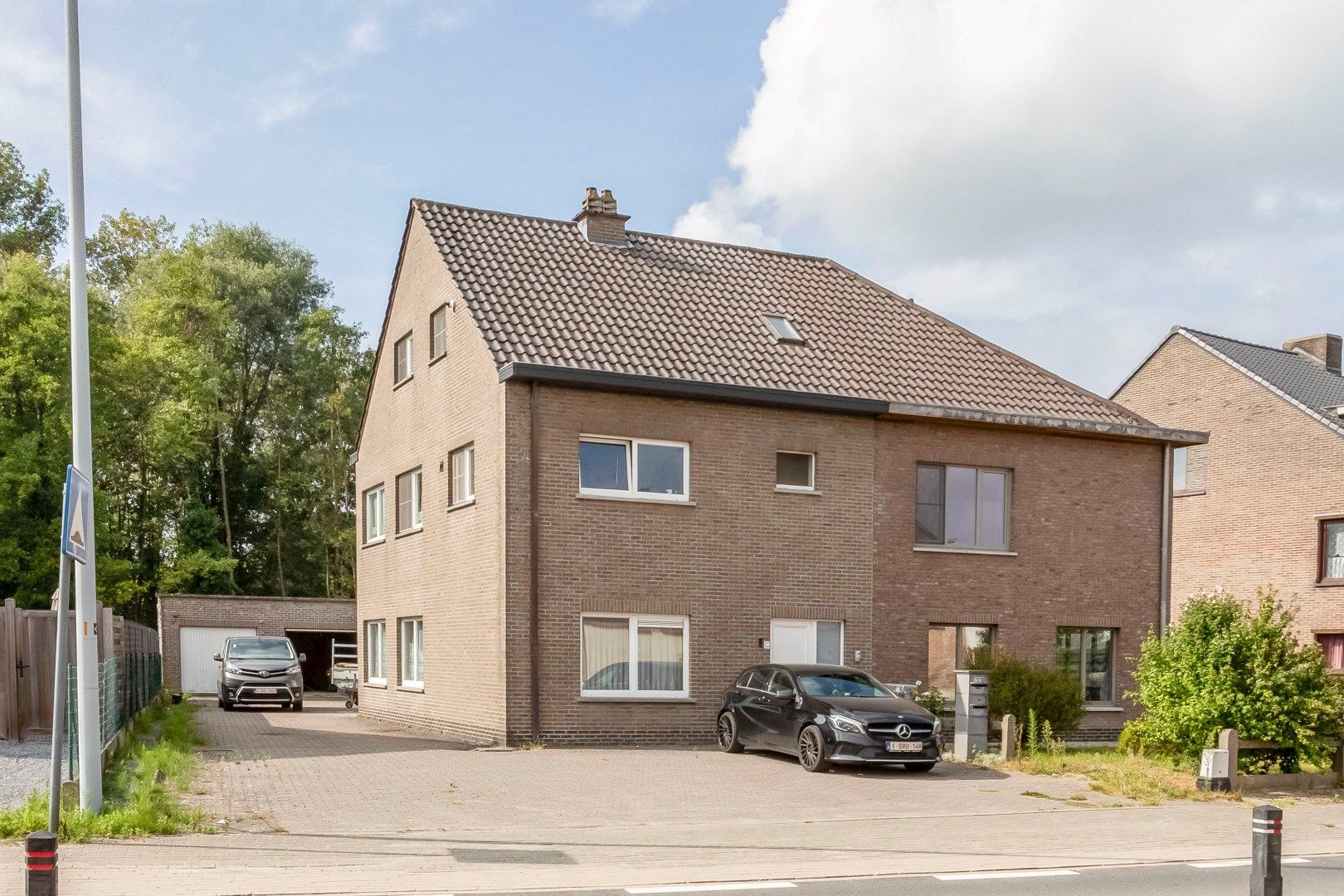 Opbrengsteigendom met 2 appartementen en 2 garages  foto 1