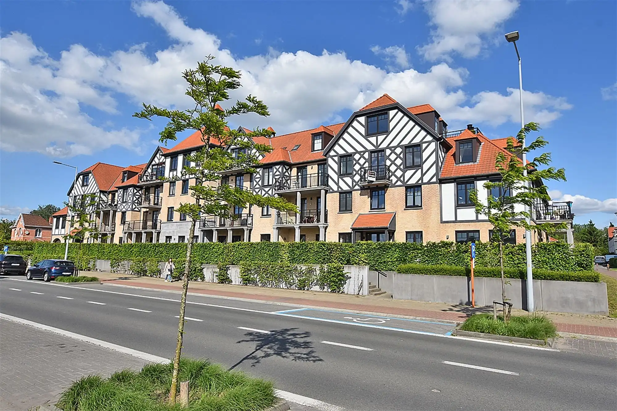 Instapkl. APPARTEMENT (3de verd. / lift) met 2 slpks, terras & ondergr. stnplts  foto 9