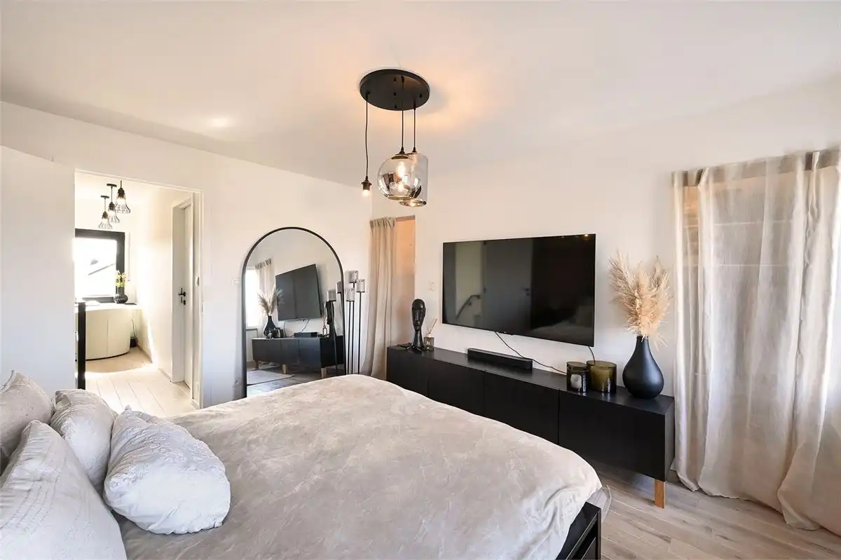 Geheel gerenoveerde woning met leuke tuin en grote garage foto 18