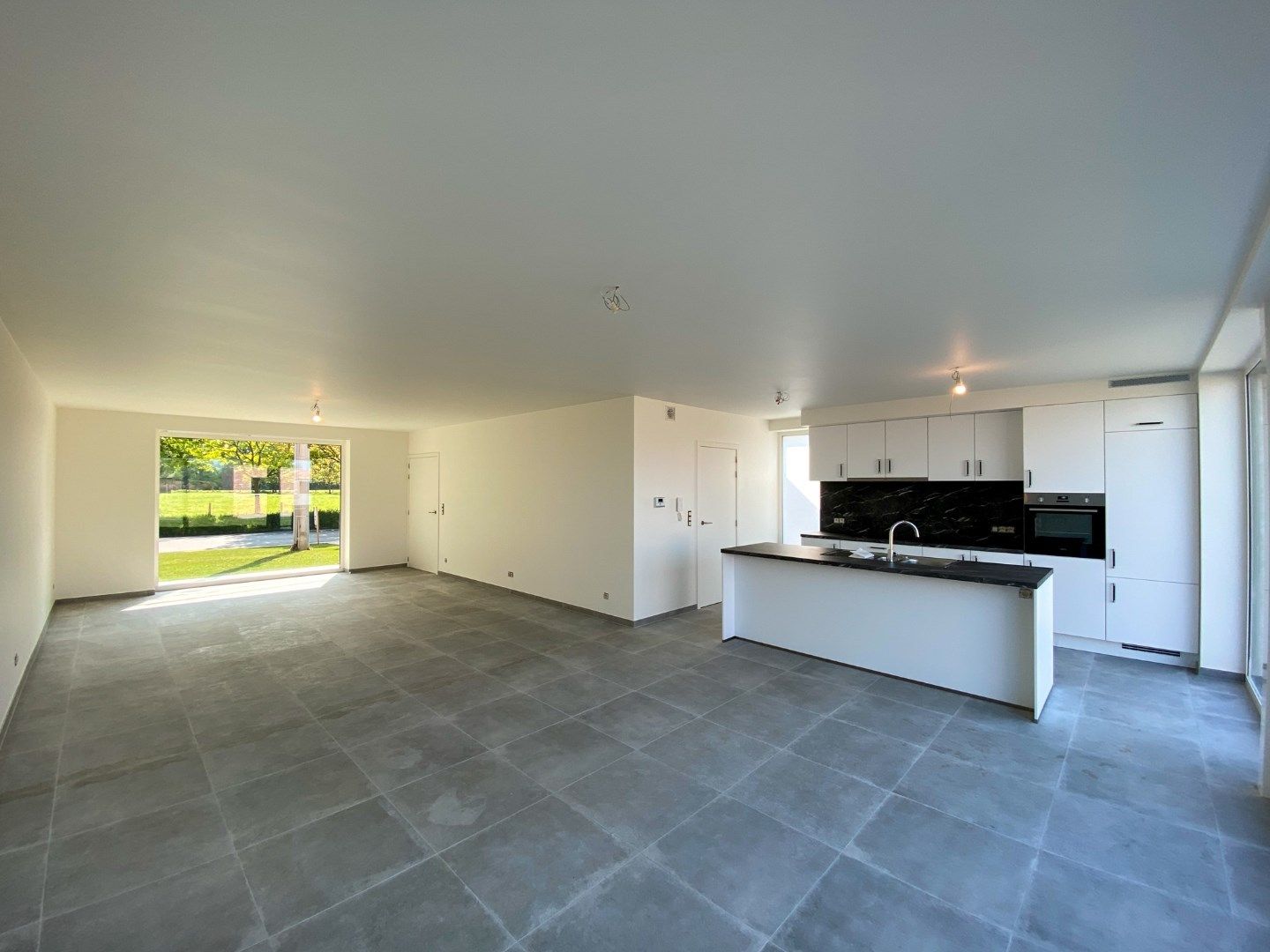 Prachtige nieuwbouwwoning met 3 slaapkamers, carport en tuin met tuinberging. foto 3