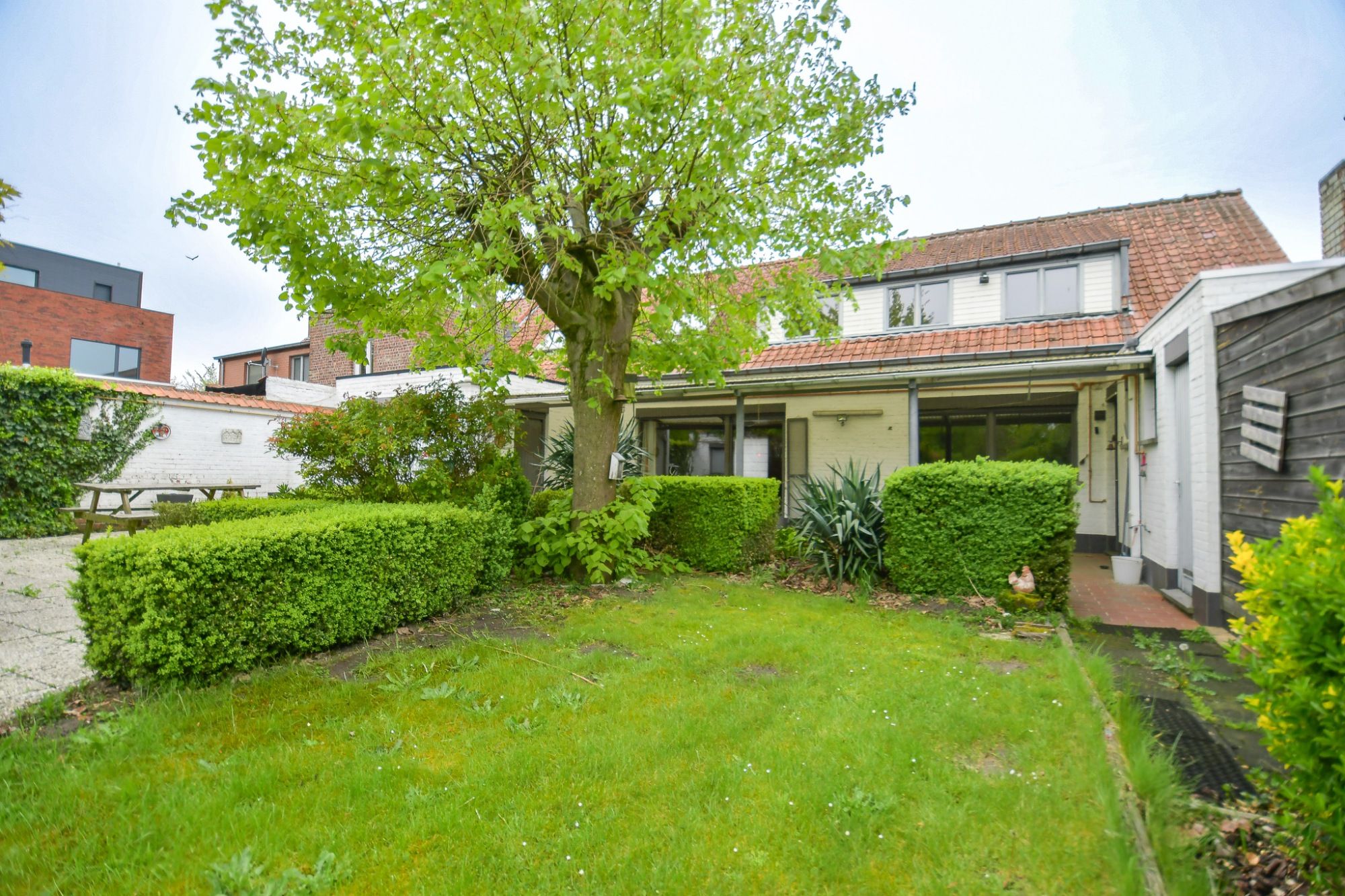 Hoofdfoto van de publicatie: GOED GELEGEN WONING met prachtige idyllische tuin en uitweg op een perceel van 2034 m² met landelijke uitzichten