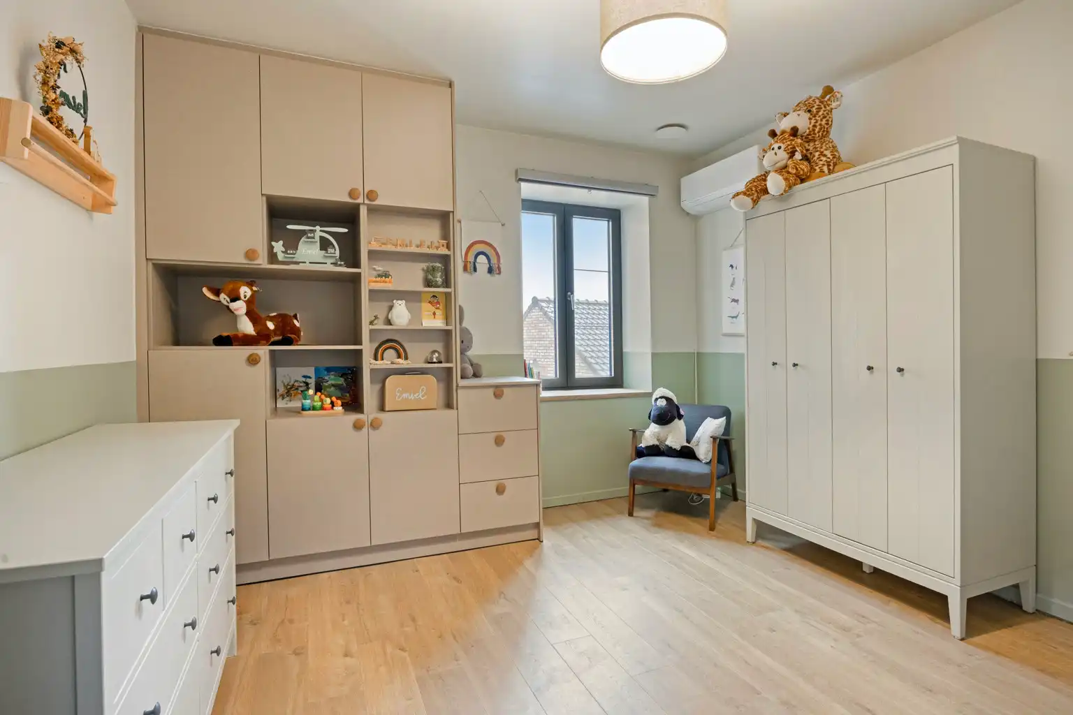 INSTAPKLARE WONING MET BIJGEBOUW EN RUIME GARAGE/LOODS  foto 14