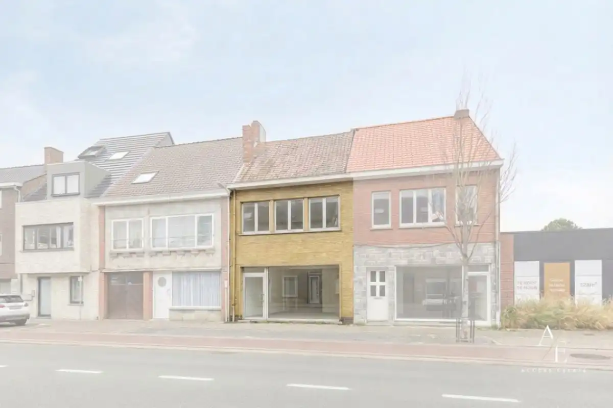 EEKLO - Te renoveren handelshuis met grote bruikbare oppervlakte en tuin foto {{pictureIndex}}