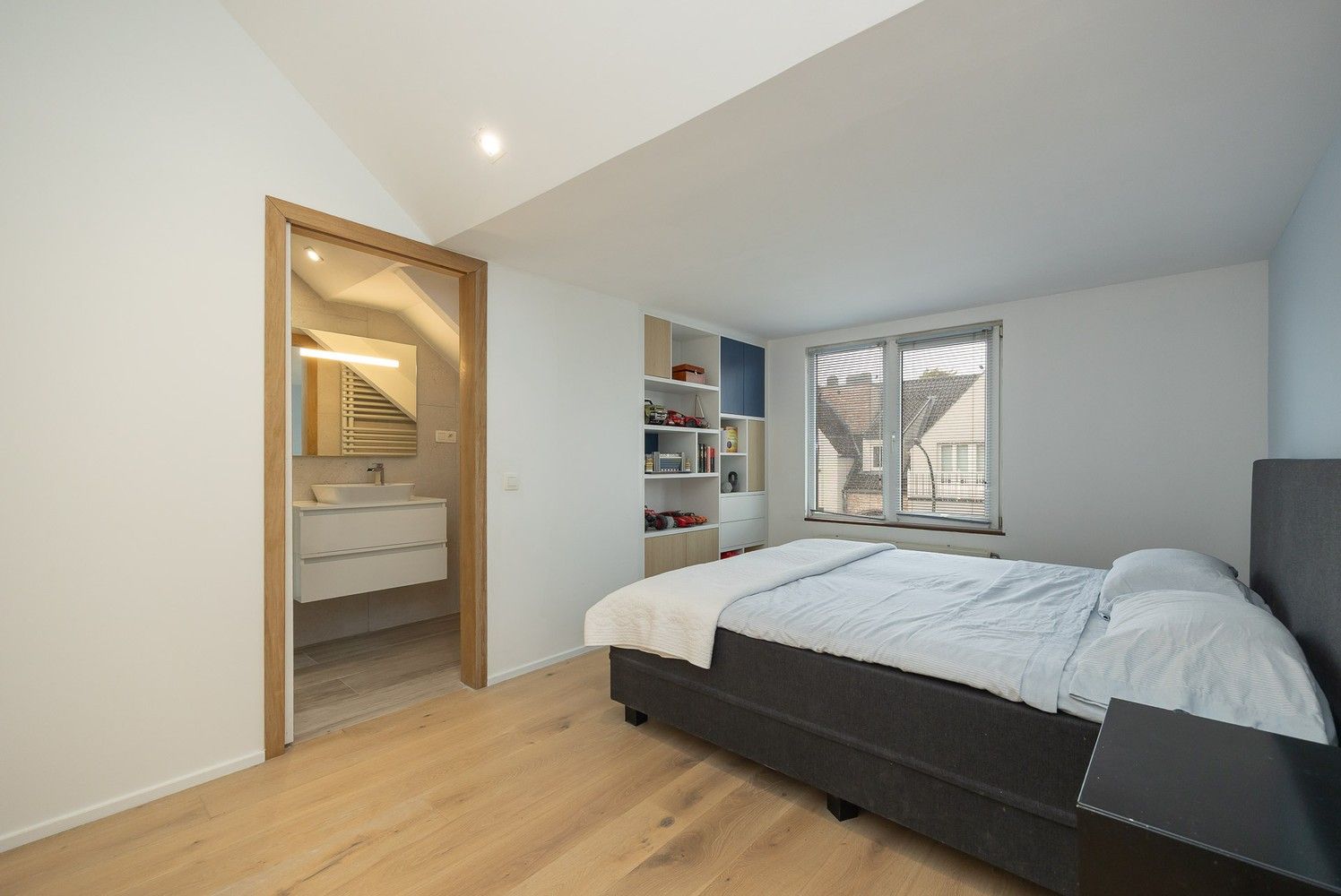 Stijlvol gerenoveerde woning in het hart van ’s-Gravenwezel foto 15