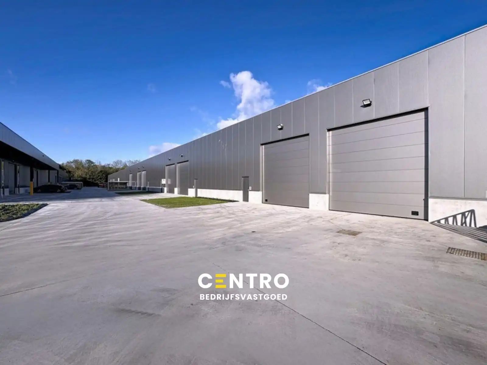 NB KMO-UNIT (231m²) met mezzanine (83m²) op verdieping, elektrische sectionaalpoort en sanitair blok te huur op industriezone "Herdersbrug" te 8000 Brugge foto {{pictureIndex}}