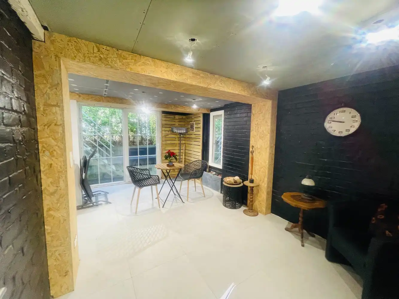 Zeebrugge à 50 mètres de la mer&nbsp; Maison très charmante entièrement rénovée avec 5 chambres à coucher, 3 salles de bains et 3 terrasses. Atout majeur : 2 places de parking et un grand garage. Comprend une allée pour 2 voitures en enfilade, un grand garage, un atelier,un local a vélos, un studio aménagé et un petit jardin orienté au sud. &nbsp;1er étage : superbe séjour, cuisine ouverte aménagée, donnant sur une terrasse. Style Long Island. &nbsp;2e étage : 3 belles chambres, 2 salles de bain. Sous les combles, une 4e chambre. &nbsp;Surface construite de 230 m². Superficie du terrain de 137 m².&nbsp; &nbsp; Magnifique !&nbsp; Parfaitement soigné et entretenu ! foto 24