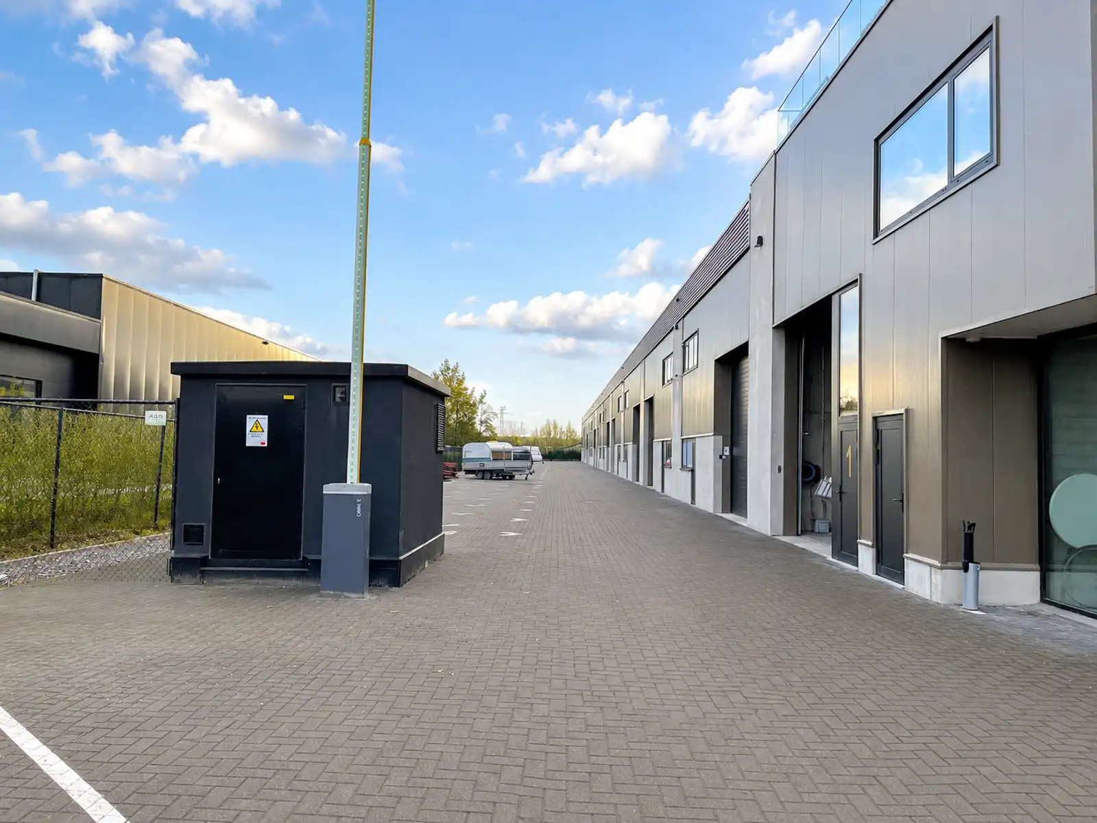 Kwalitatieve, recente KMO-unit op topligging!  foto 10