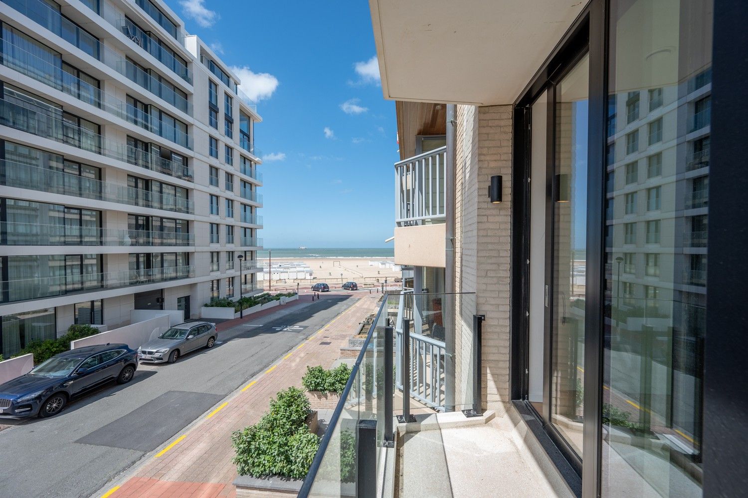 Bijzonder duplex appartement met zijdelings zeezicht, terras én tuin(terras). foto 5