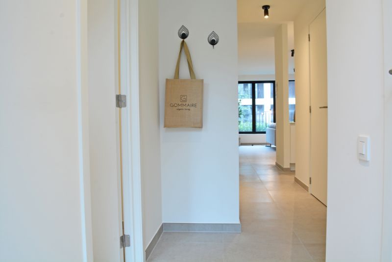 Te koop instapklaar 2 slpk  appartement met terras in centrum Roeselare. foto 8