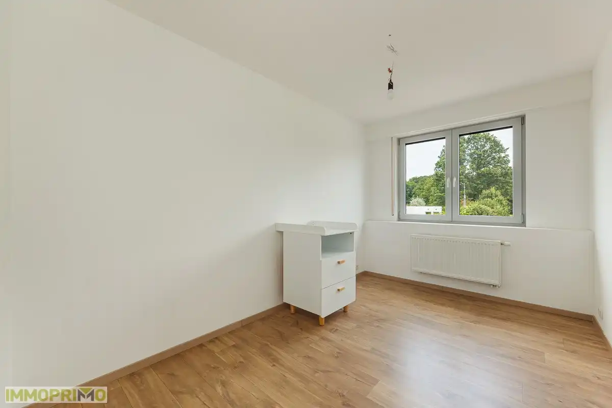 Instapklare moderne gezinswoning met lichtrijke leefruimte en gezellige stadstuin foto 11