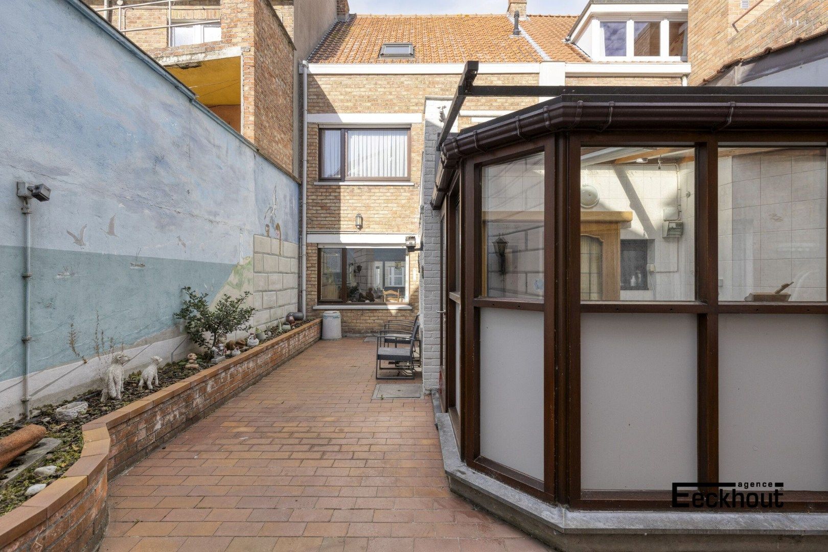 Ruime woning met zonnige koer op enkele passen van het strand! foto 10