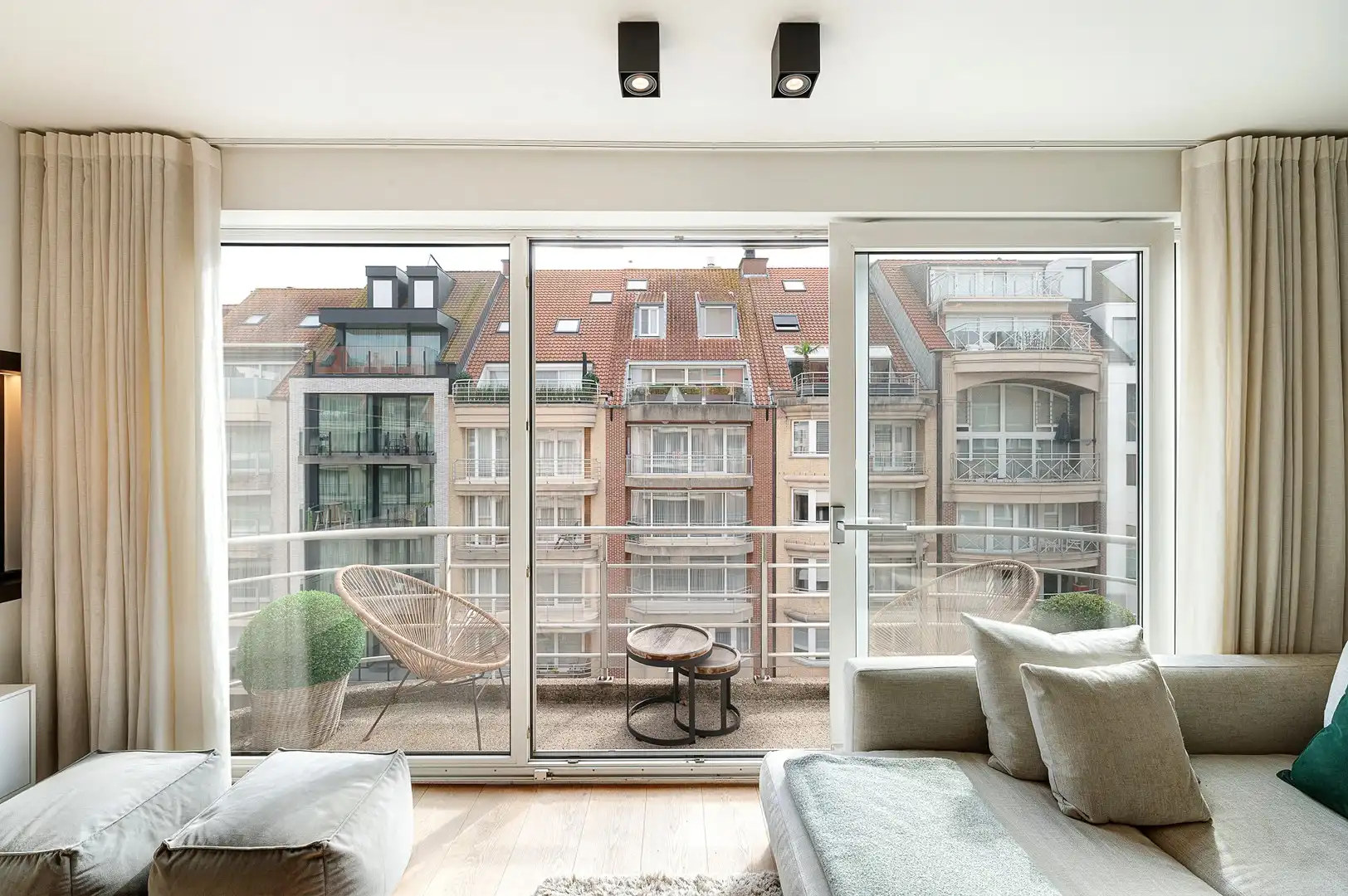 Luxueus gerenoveerd 3-slaapkamerappartement nabij zee. foto 4