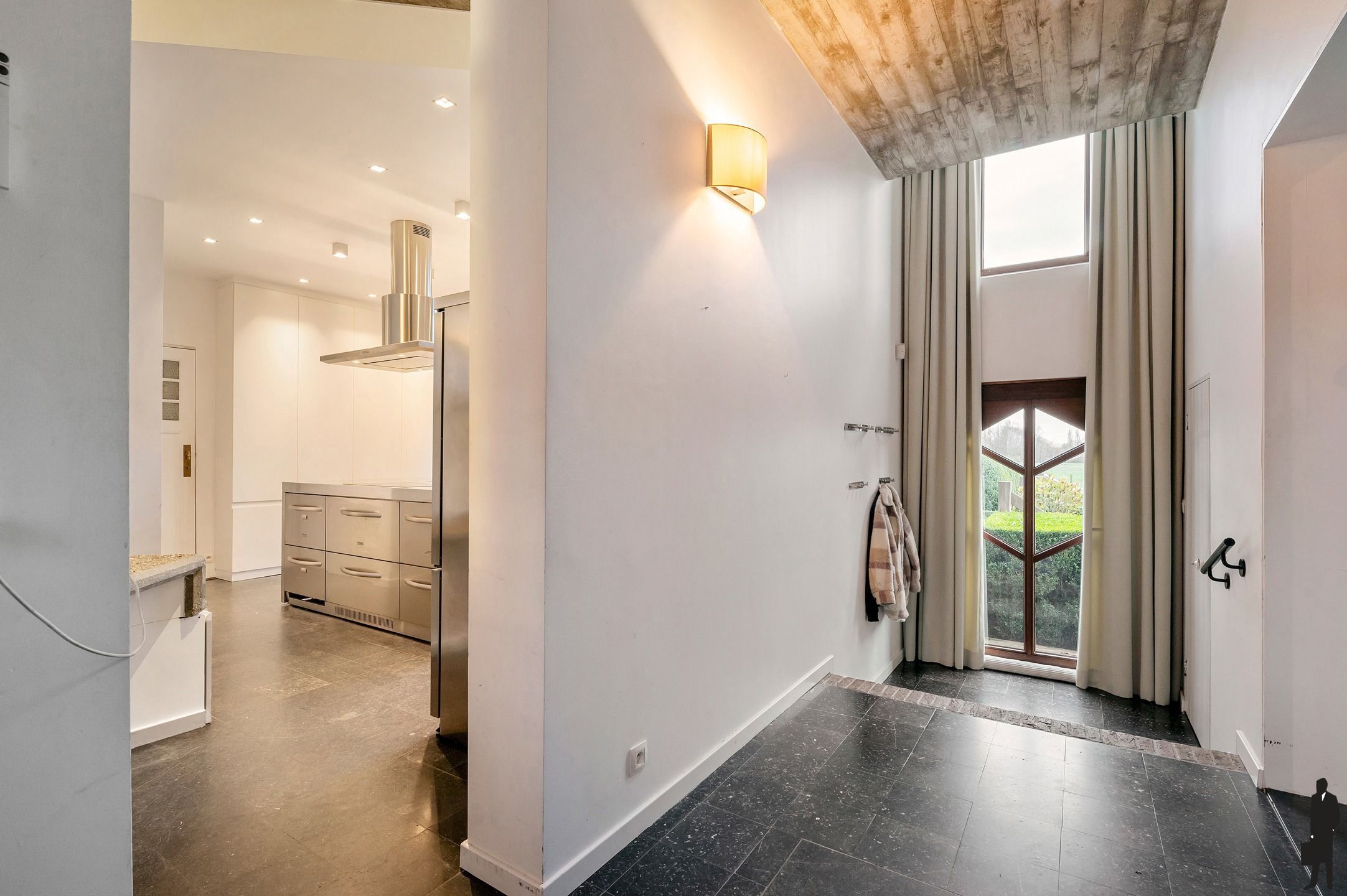 Karaktervolle hoeve met apart praktijkgedeelte, zwembad en prachtig uitzicht op weilanden op 2.642 m². foto 6