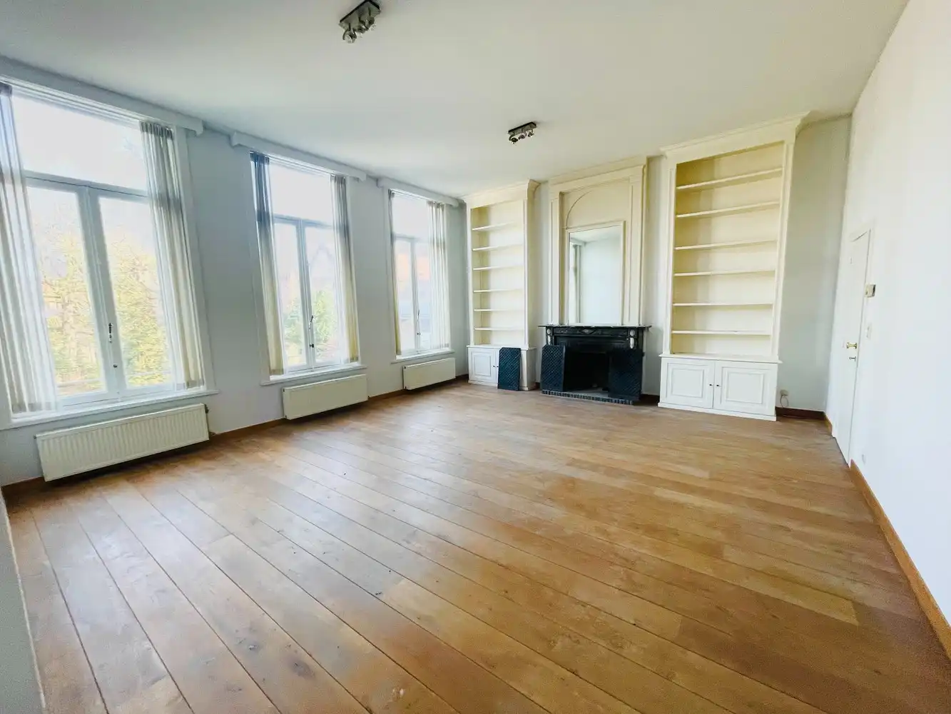 Brugge,aan de SINT-ANNAREI , DUBBEL APPARTEMENT( 250m²)  in een herenhuis  vooraan zicht op de Sint-Annarei, achteraan zicht op een grote gemeenschappelijke tuin,2  livings, 2 keukens, 4 slaapkamers, 2 badkamers. foto 3