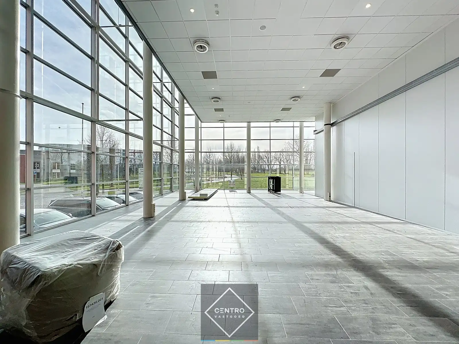 Instapklare KANTOORRUIMTE (± 225m²) - ALL-IN formule (huur, verbruik, randaccomodatie, etc.) te IEPER. foto 8