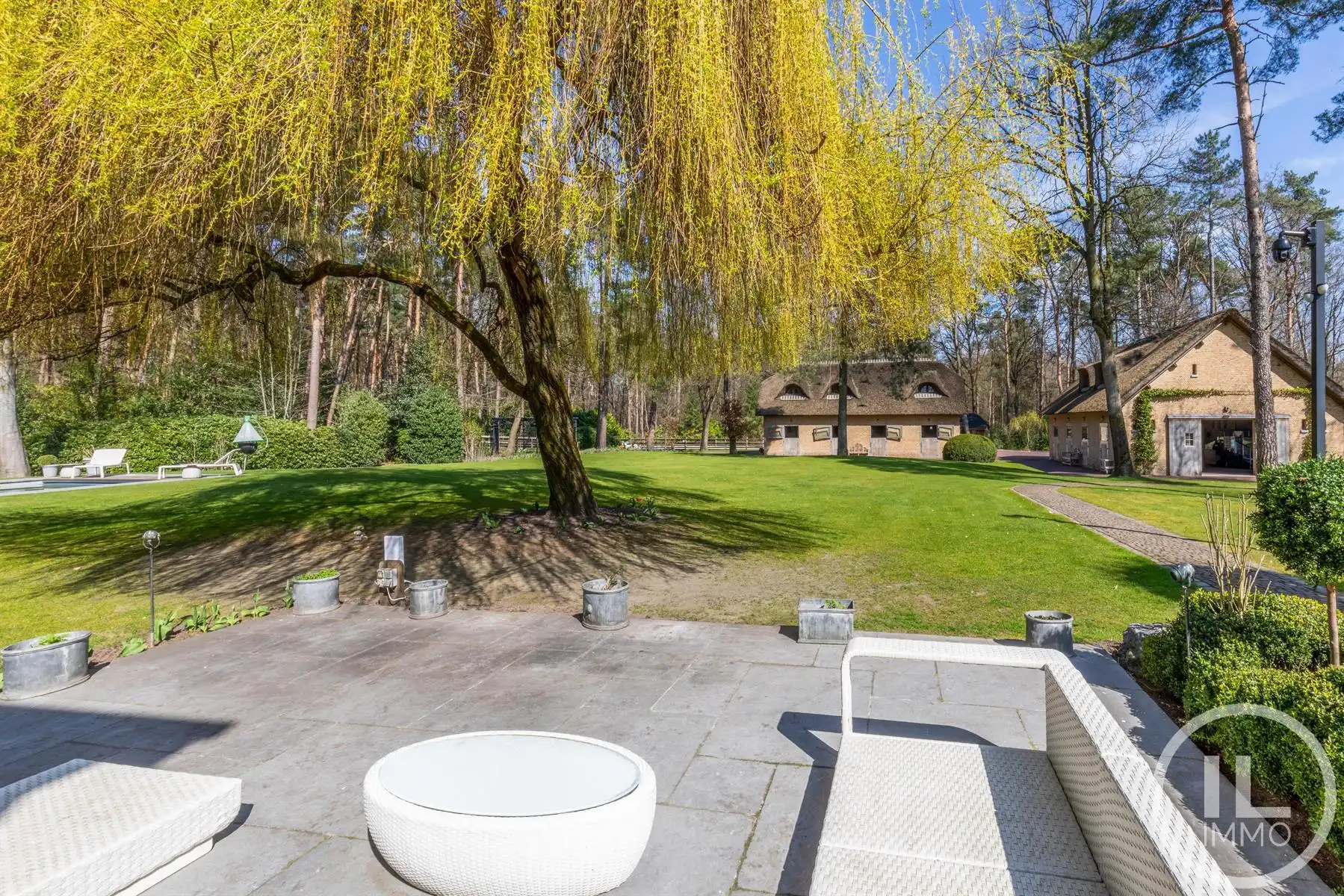 Schitterend domein van 7,7 ha met prachtige villa, zwembad, guesthouse, ruime schuur en uitgebreide paardenfaciliteiten. foto 35