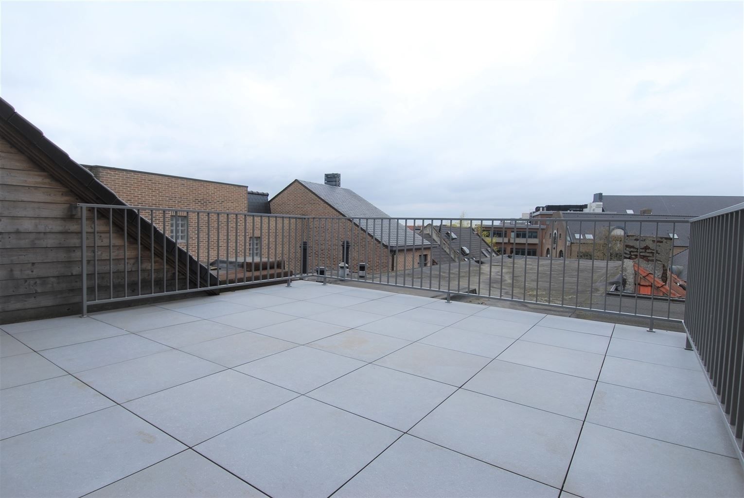 Ruim, instapklaar nieuw appartement met 3 slaapkamers en dakterras gelegen op de Bosstraat van Maaseik. foto 15