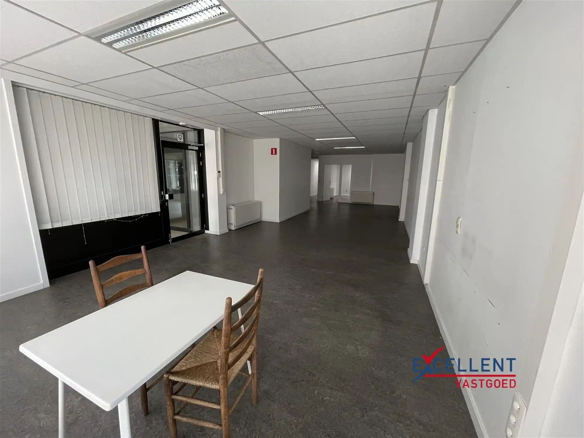 Zeer ruime handelsruimte te huur op de Markt van Deinze foto 4