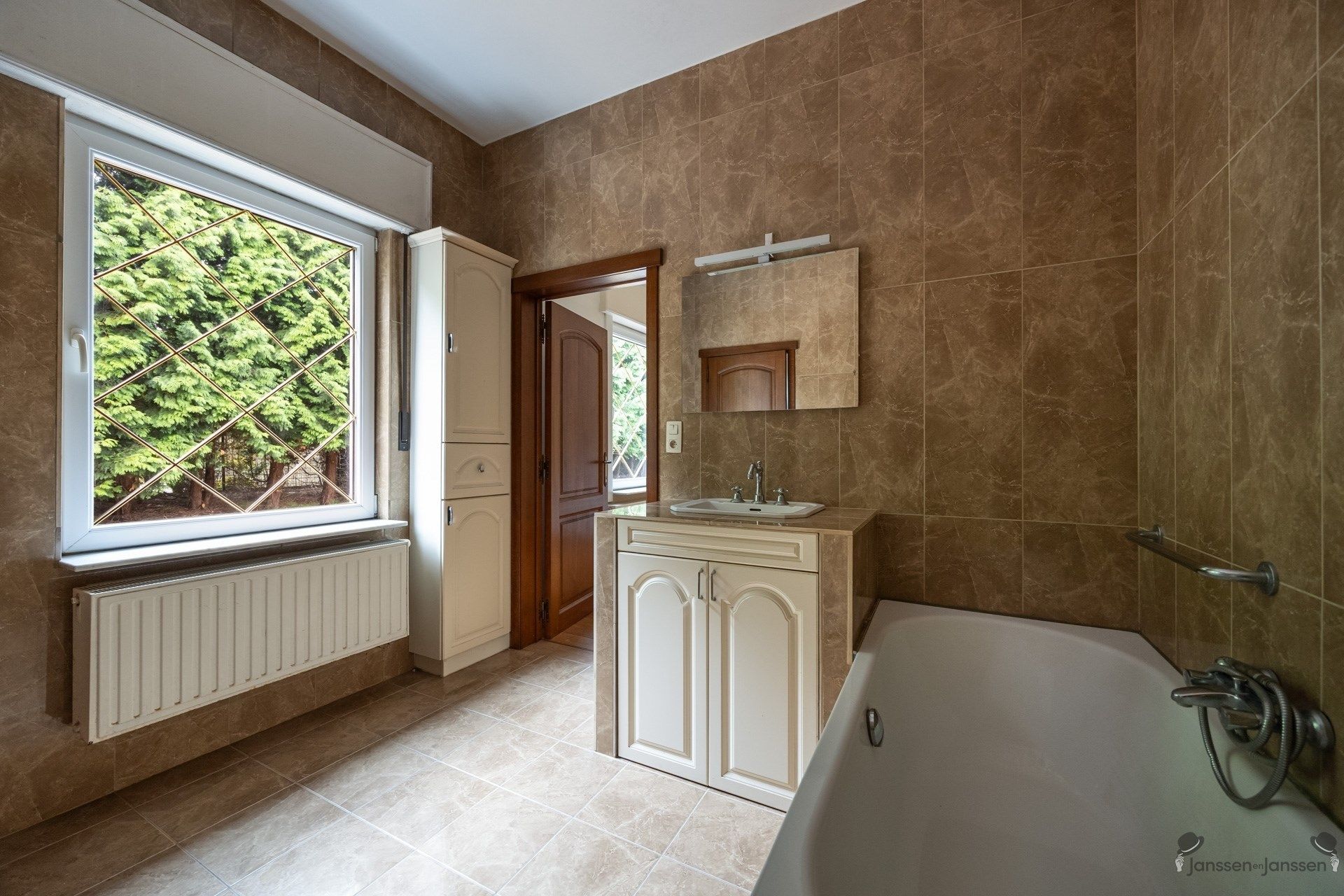 Villa met prachtige uitbouw op een zonovergoten perceel van 3.075 m². foto 14