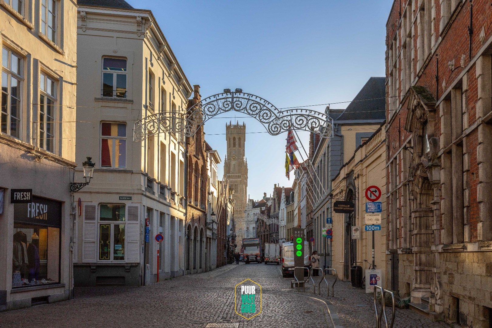 Huidig kapsalon in gerenoveerd mooi Brugs hoekpand met trapgevel foto 3