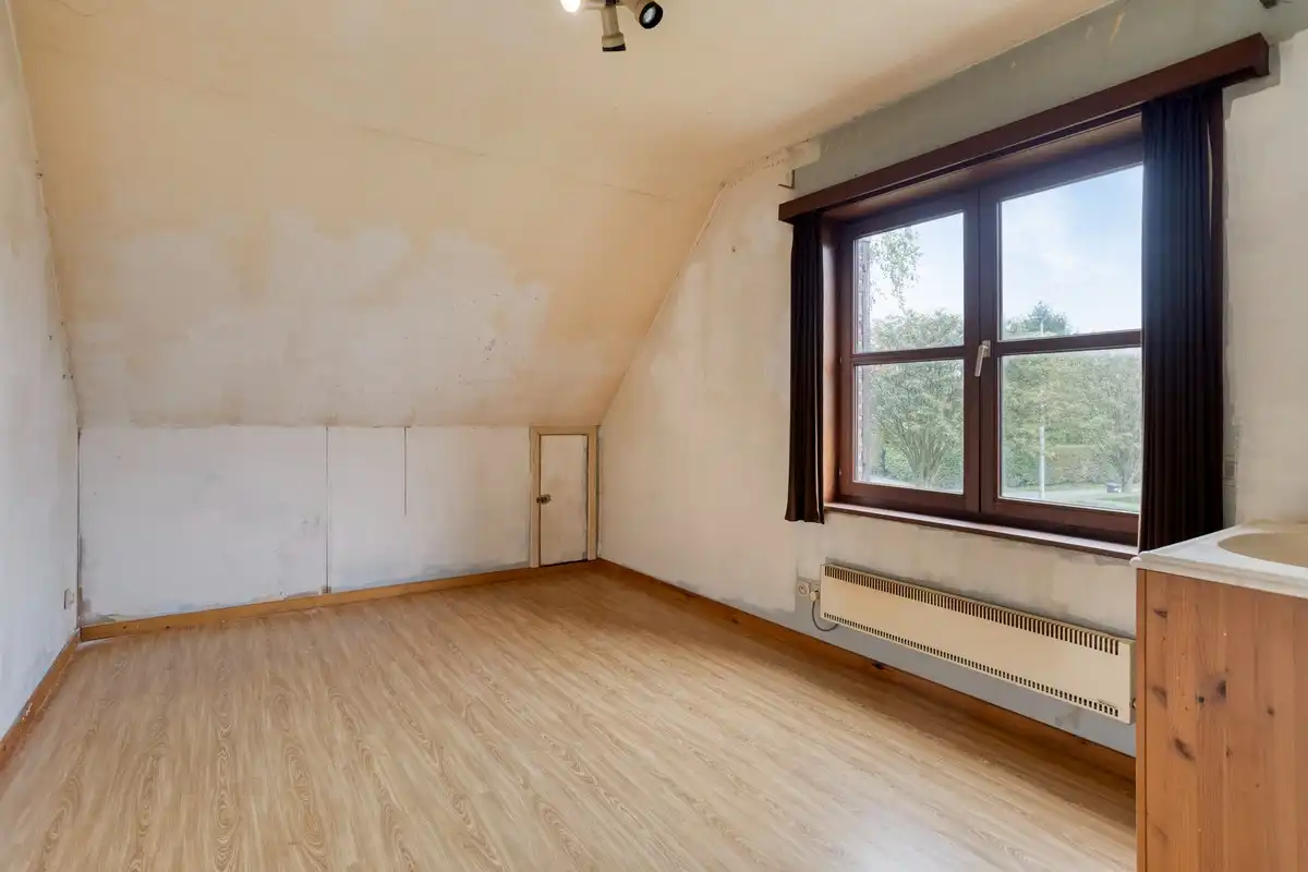 Ruime halfopen woning met 4 slaapkamers, bureau en garage op een residentiële ligging in Drongen foto 10