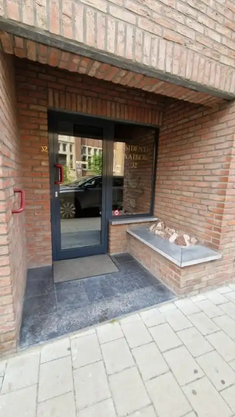 Praktisch ingericht en ruim APPARTEMENT met 2 slaapkamers, mooie leefruimten en garage in centrum van Tienen. foto {{pictureIndex}}