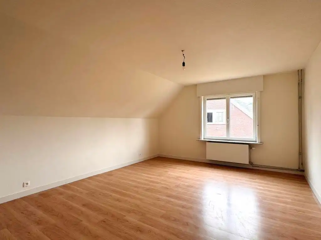 Deze rustig gelegen, alleenstaande woning onderging een grondige renovatie en werd uitgerust met zonnepanelen, vernieuwde beglazing, nieuwe radiatoren, een vernieuwde badkamer en aangelegde oprit. foto 14