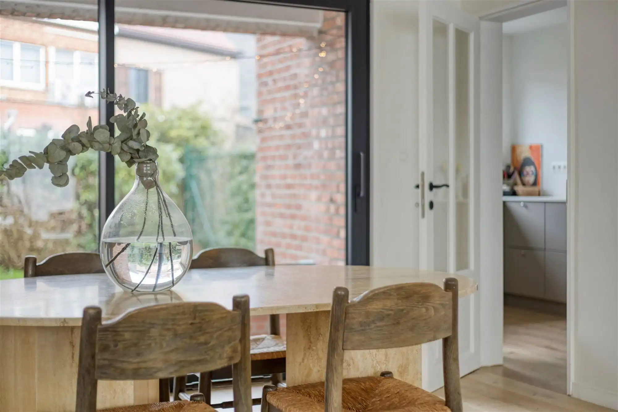 Karaktervolle halfopen bebouwing in rustige woonwijk foto 6