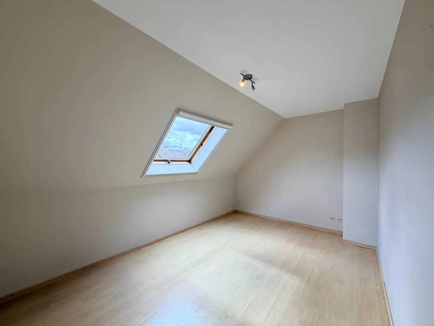 Instapklare woning met 3 slaapkamers, terras, tuin en garage te Brugge! foto 10