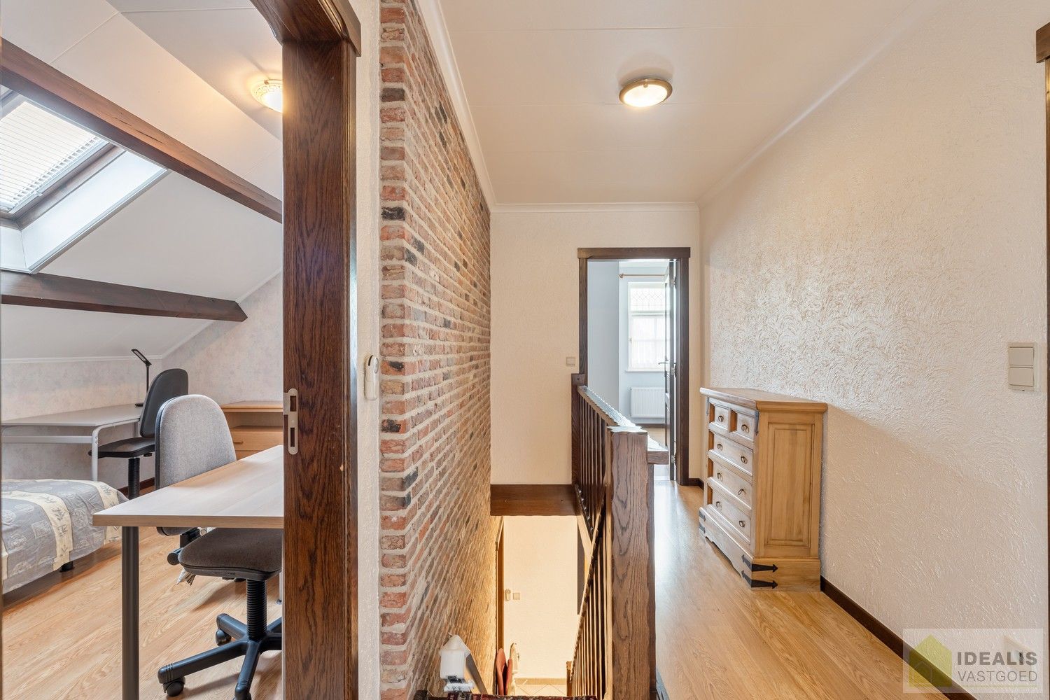 RUIME, INSTAPKLARE EN ENERGETISCH AANGEPASTE WONING VOORZIEN VAN 15 ZONNEPANELEN EN ZONNEBOILER. RIANTE WOONKAMER, KNAPPE KEUKEN, APART BUREEL, APARTE HOBBYRUIMTE, FIJNE WASPLAATS, 4 SLAAPKAMERS, 2 BADKAMERS EN INPANDIGE GARAGE! foto 33