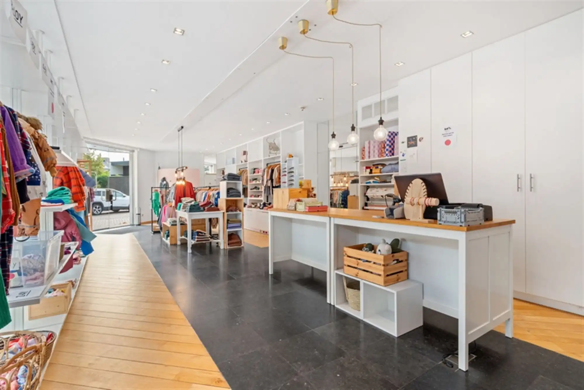 Handelspand met ruime privé parking in centrum Evergem foto 3