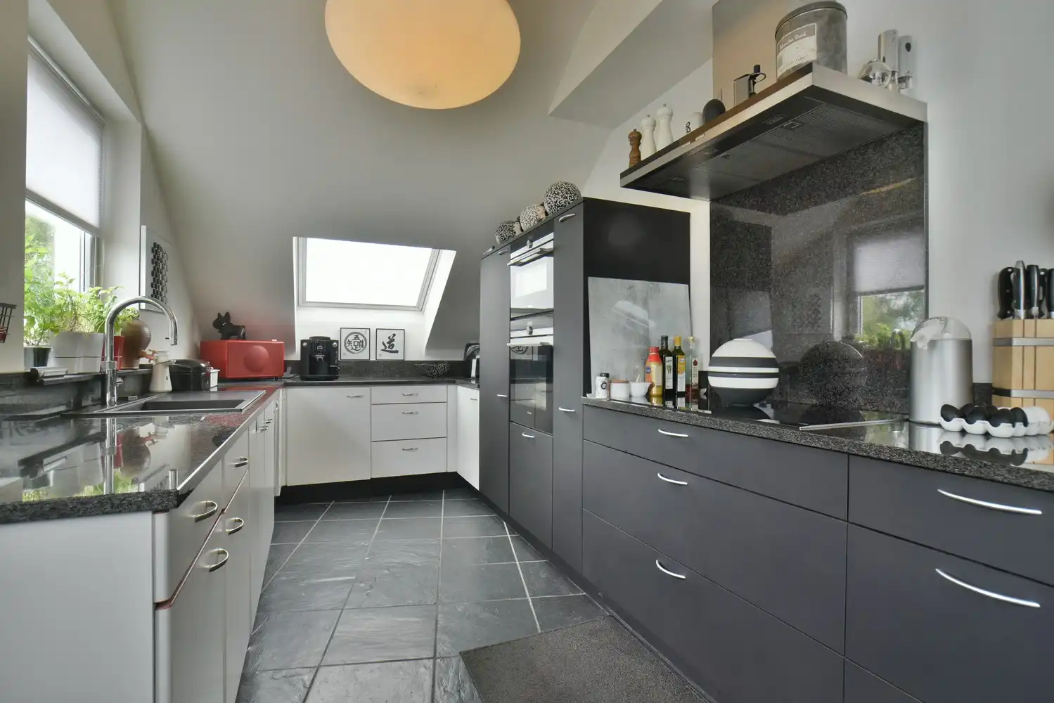 Modern, instapklaar appartement (194 m²) met 3 slaapkamers, 2 badkamers, een dubbele garage en riante kelder foto 5