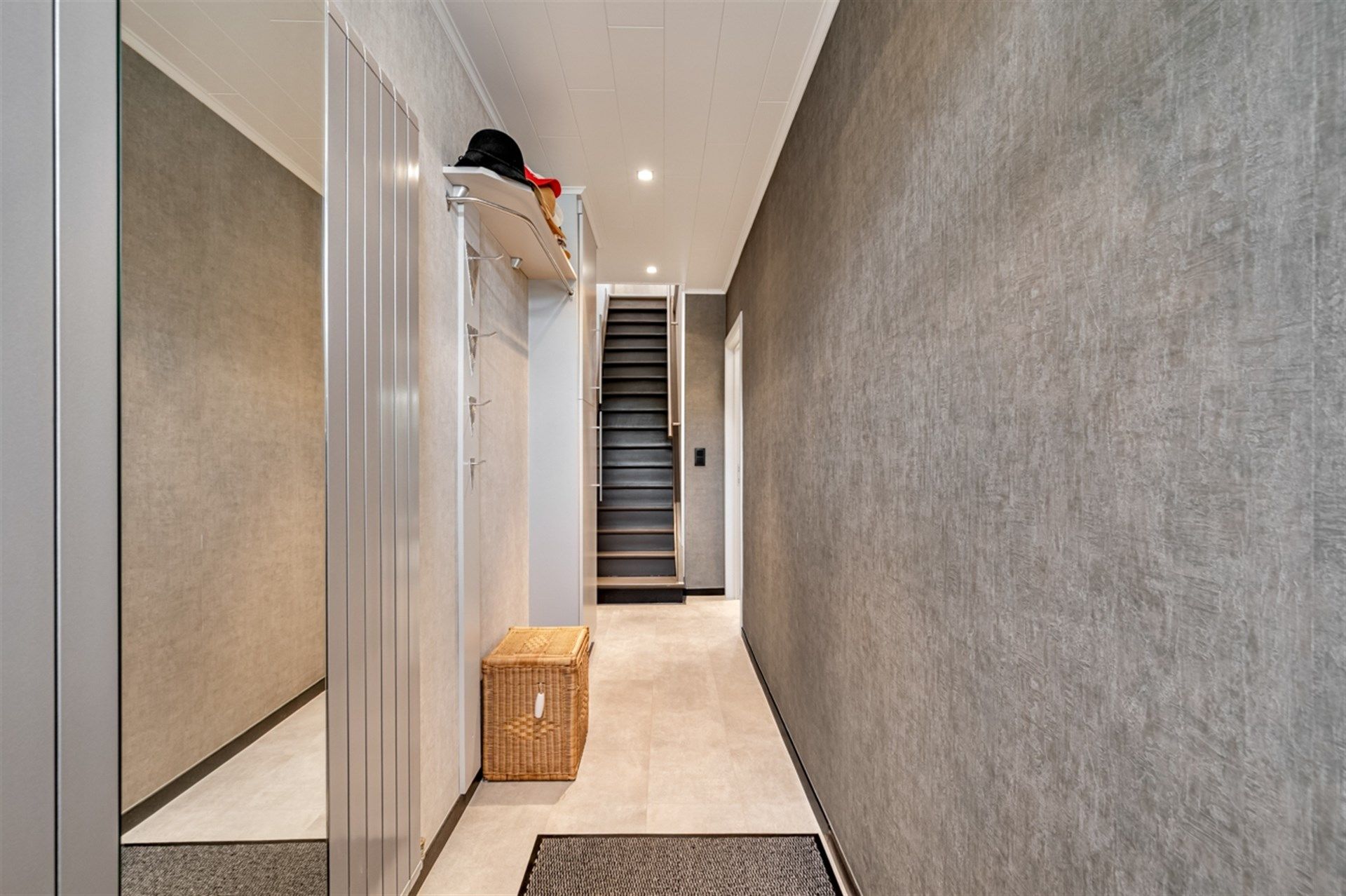 Ruime halfopen bebouwing met 4 slaapkamers, grote tuin en dubbele garage foto 6