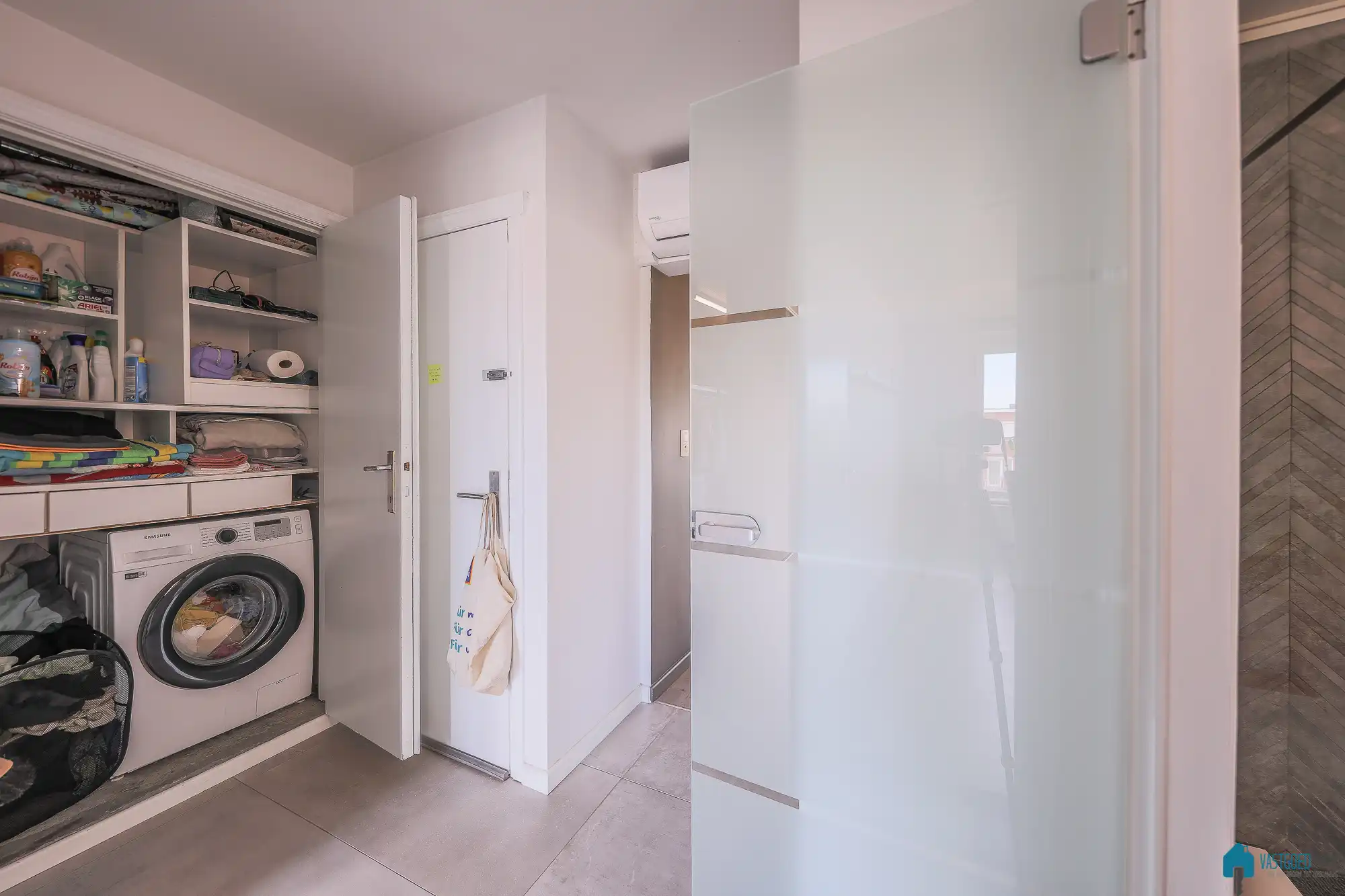 Gerenoveerd appartement met terras foto 12