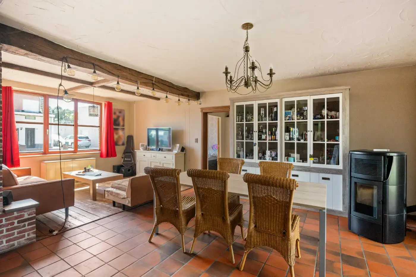 Charmante, te renoveren woning met ruime groene tuin foto 3