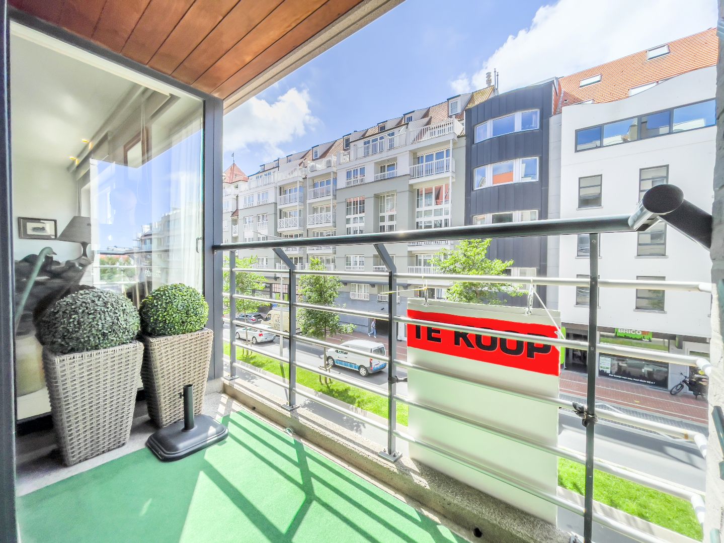 Zonnig appartement met mooie gevelbreedte en terras, gelegen in het centrum van Knokke. foto 5