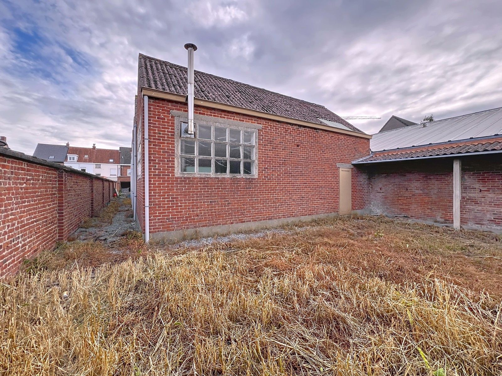 Ruime gezinswoning met garage + magazijn van 260m² en zonnige tuin in hartje Izegem. foto 21