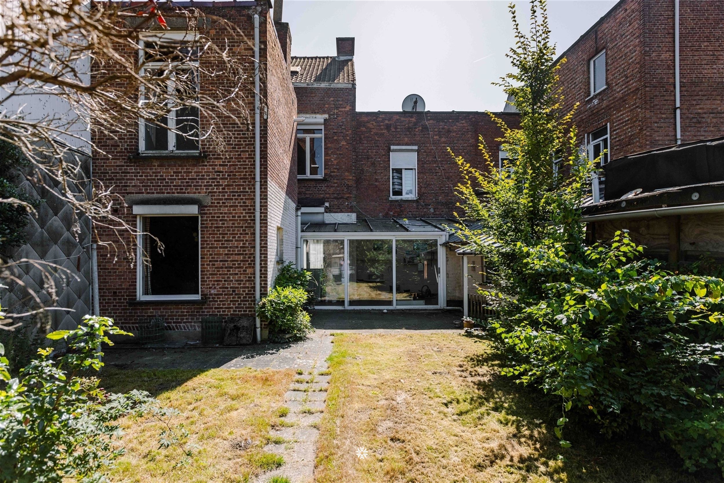 Te renoveren woning op een centrale locatie in Sint-Niklaas foto 2