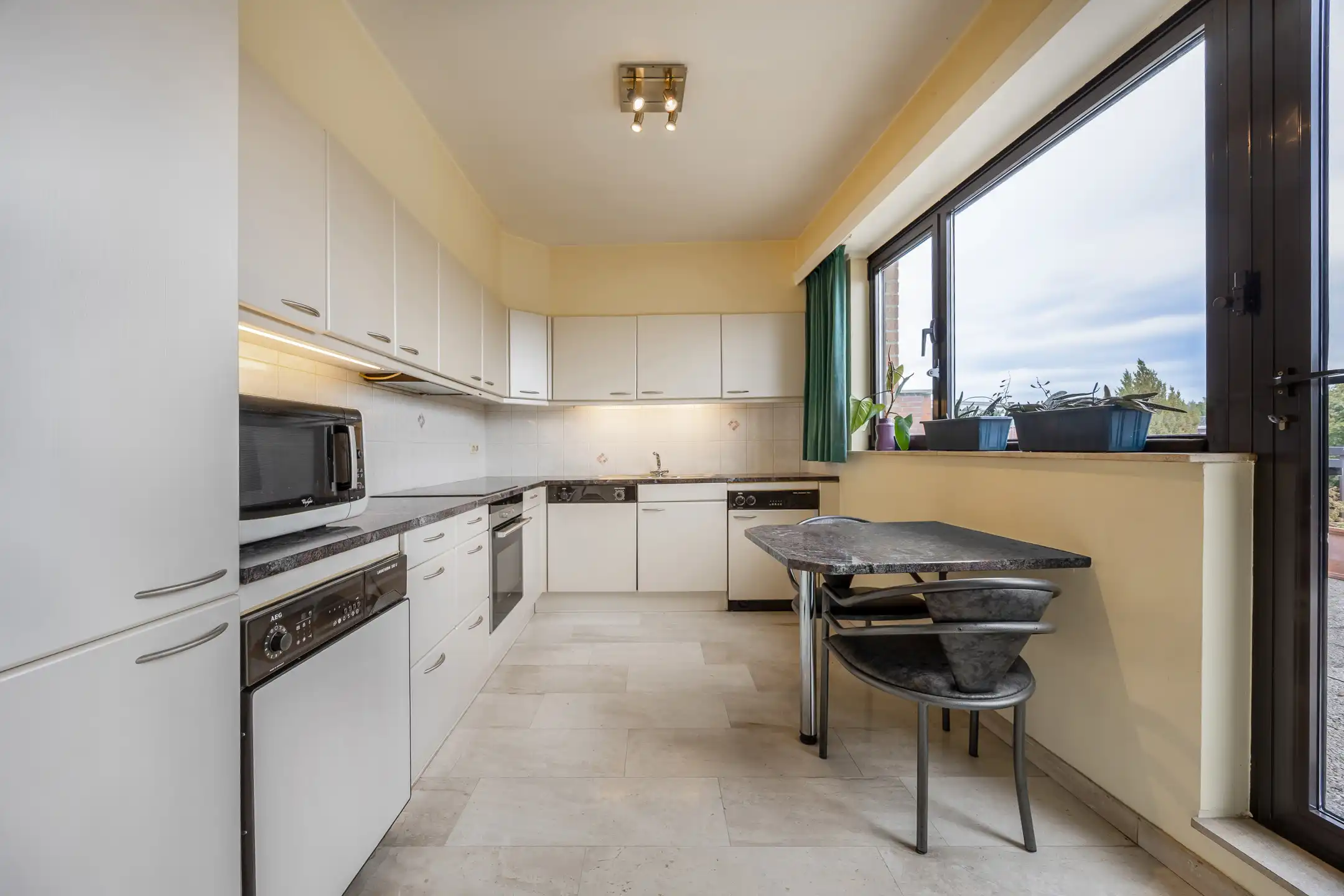 Goed gelegen dakappartement met groot terras voor en achter, 2 slpk en prachtig uitzicht foto 11