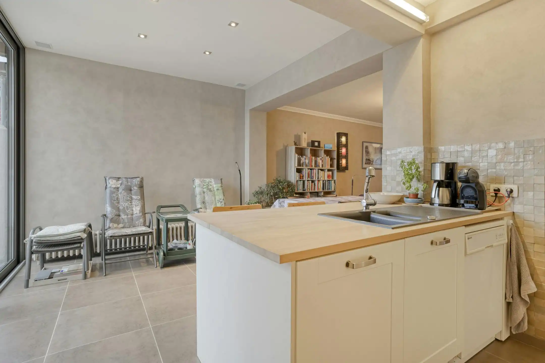 Instapklare woning met 3 slaapkamers, 2 badkamers, zuidgerichte tuin en garage. foto 16