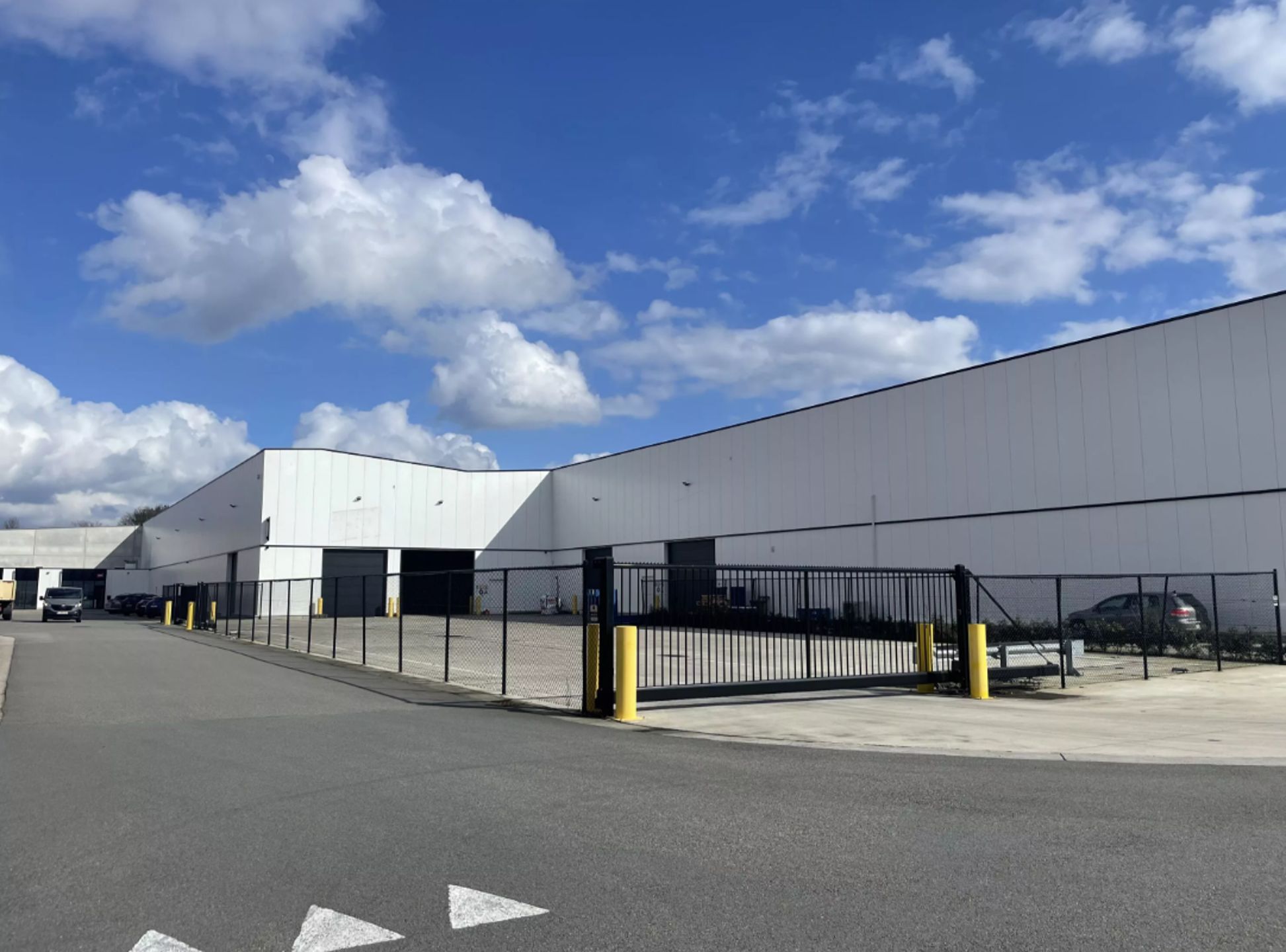 Industrieel pand te koop langs de Bosstraat 46 in Lummen.  foto {{pictureIndex}}