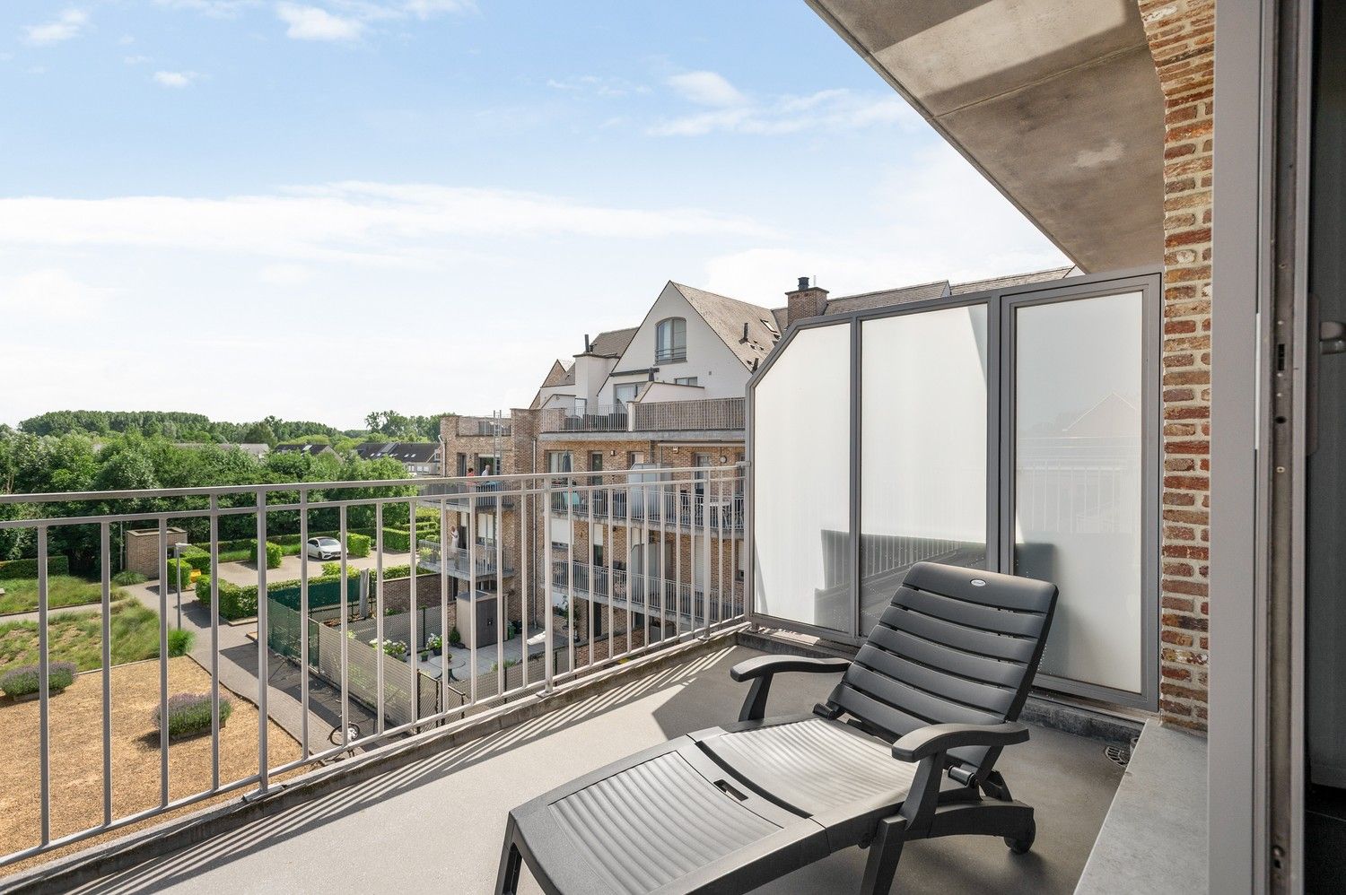 Instapklaar appartement met terras en 2 slaapkamers op centrale ligging in Wijnegem foto 14